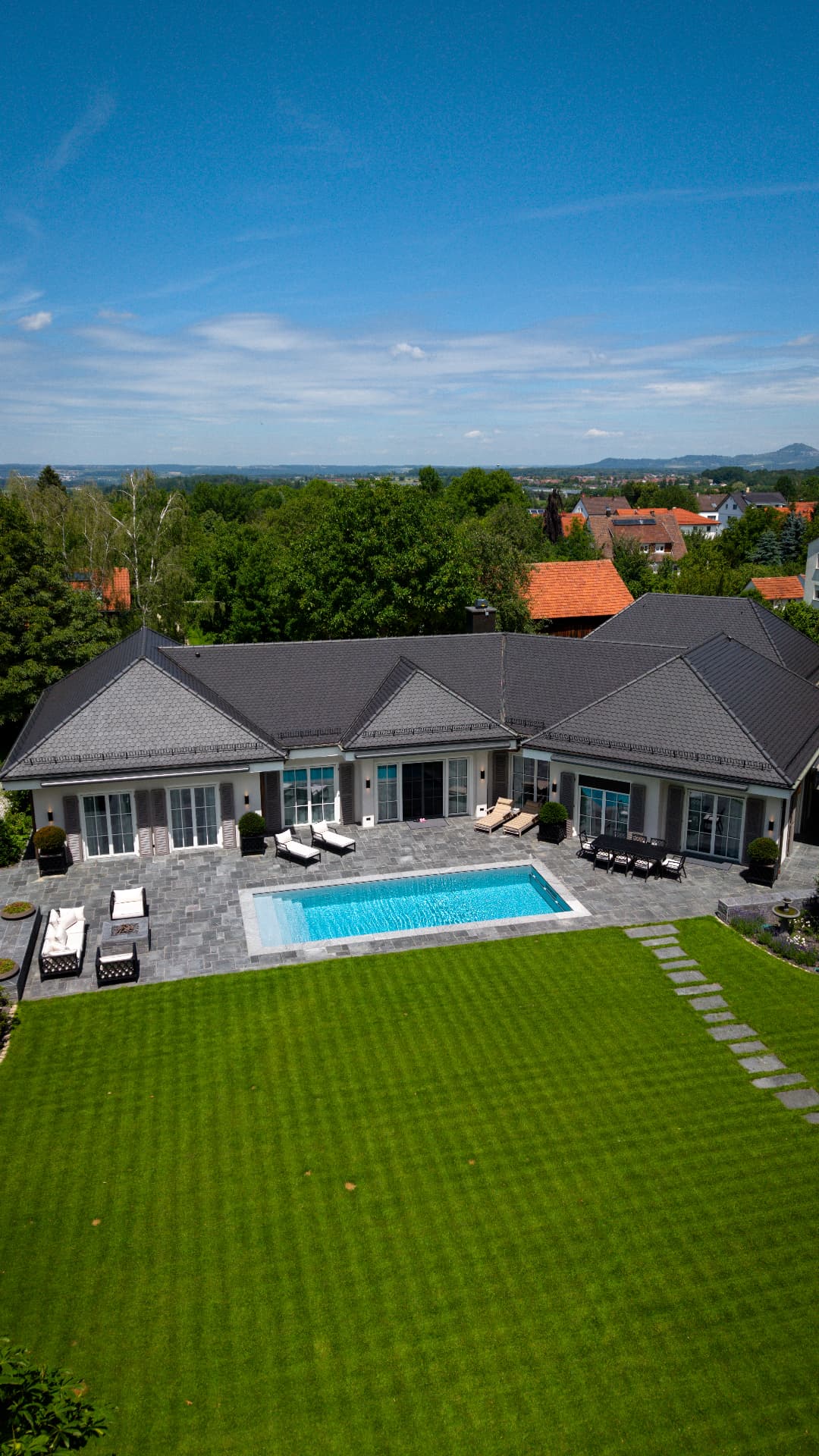 Luftaufnahme einer fertigen Poolanlage mit Garten