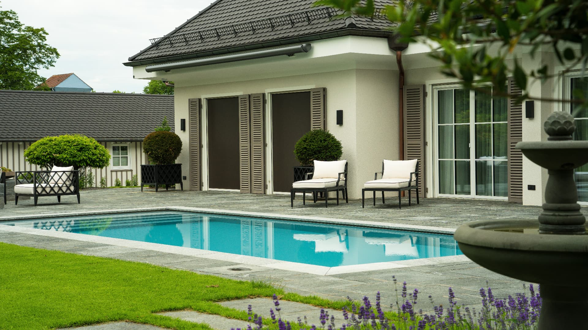 Fertige Poolanlage mit Loungebereich und Gartenanlage