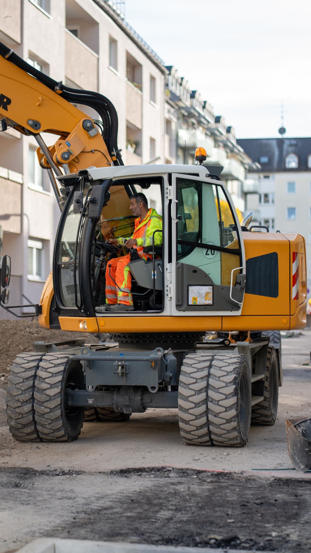 Mobilbagger im Einsatz in einer Münchner Straße