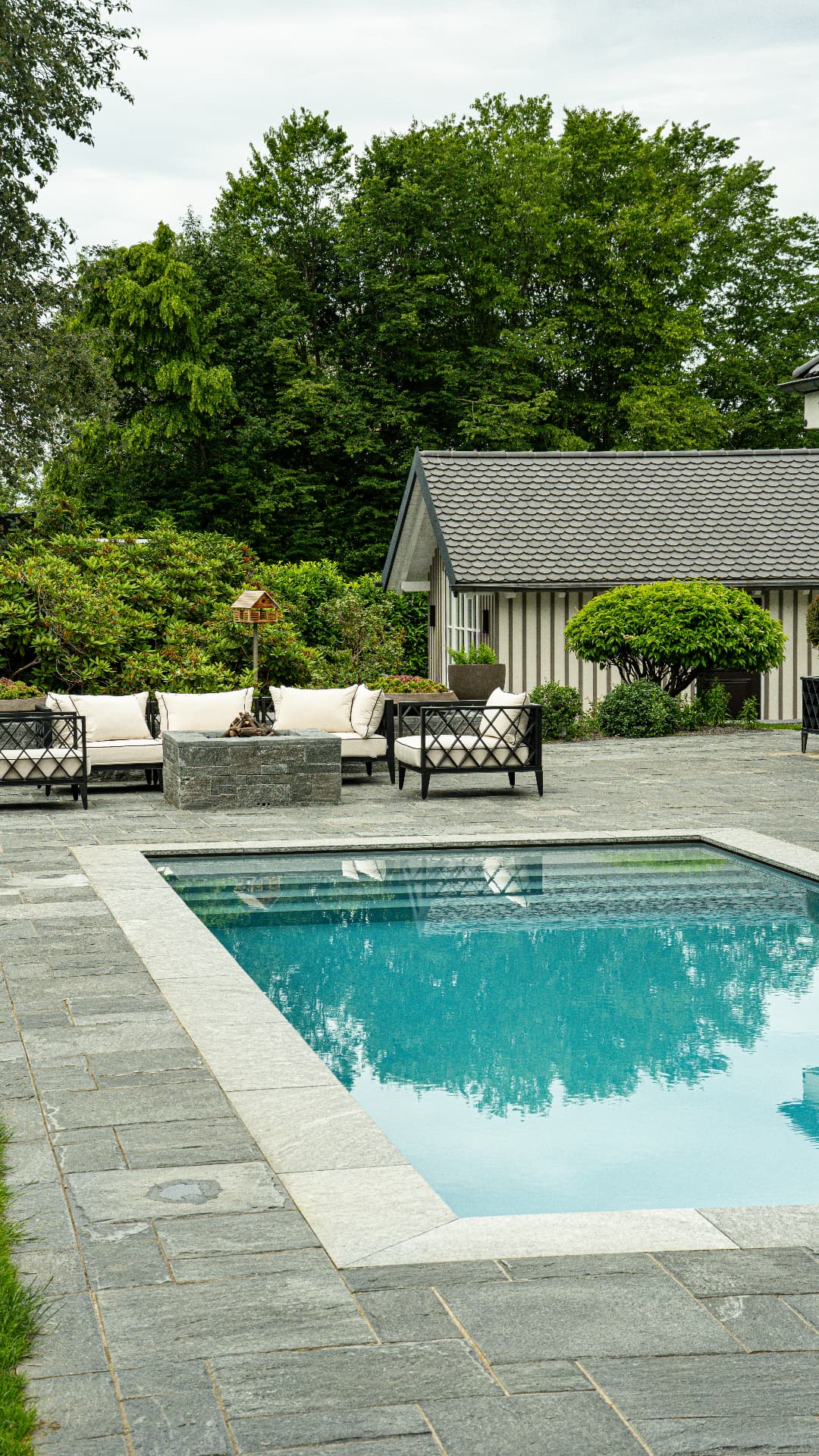 Poolanlage in Degerloch mit Loungebereich und Feuerstelle