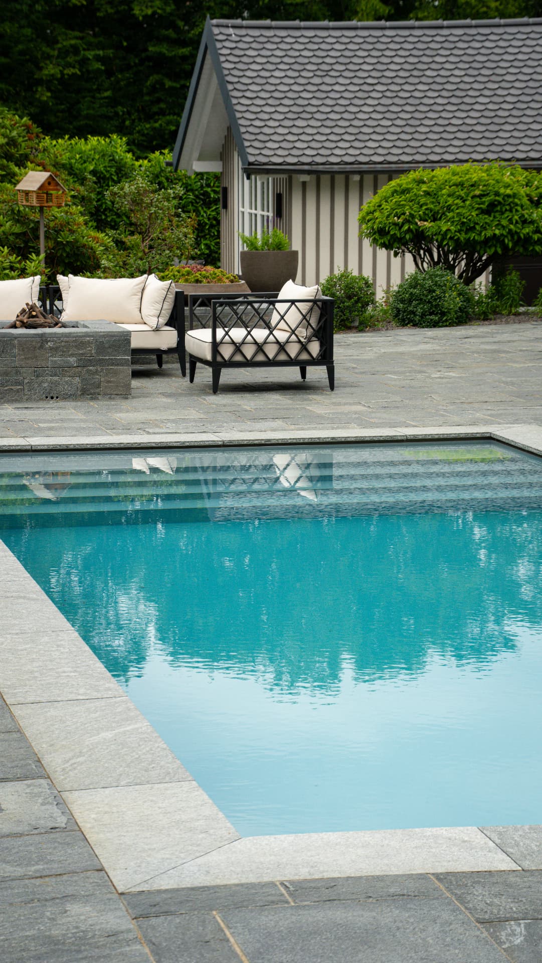 Detailaufnahme eines fertigen Pools mit Natursteinumrandung