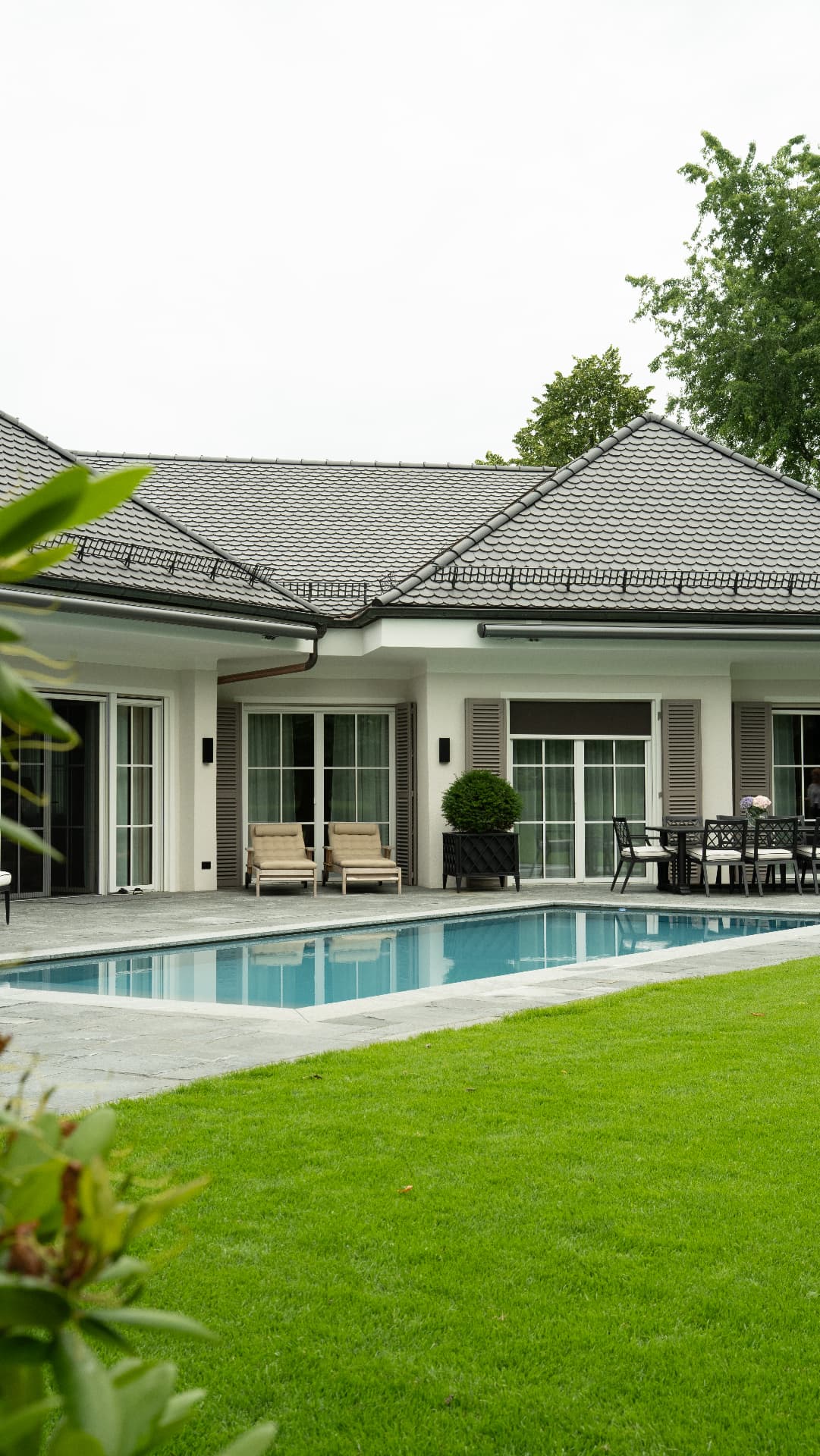 Poolanlage von POOL+HOME mit Terrasse und Liegebereich